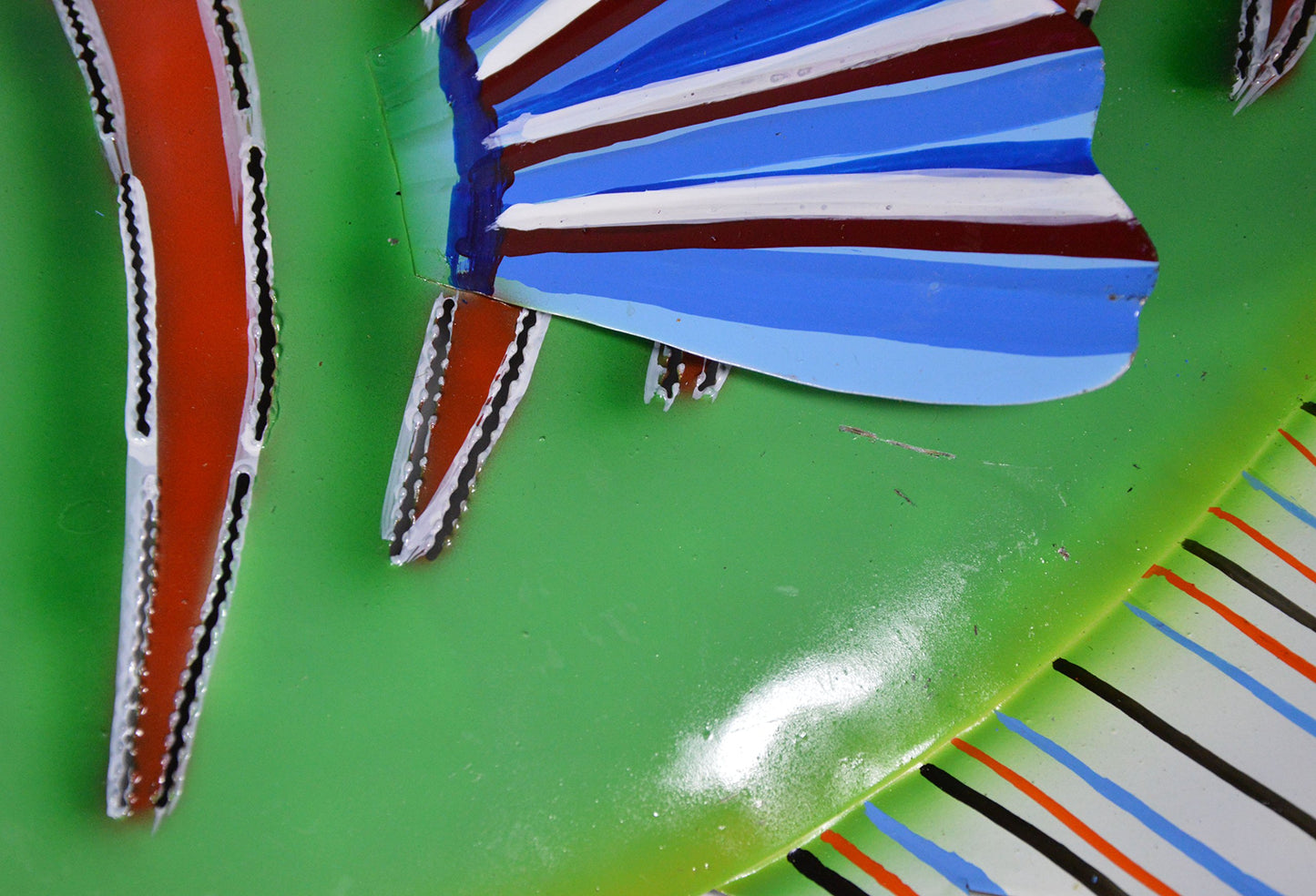 WorldBazzar Green with RED Stripe red Lips Beautiful Unique Fish Metal Hanging Wall Art